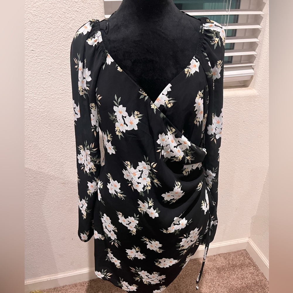 Francesca's‎ Mi Ami floral Dress •